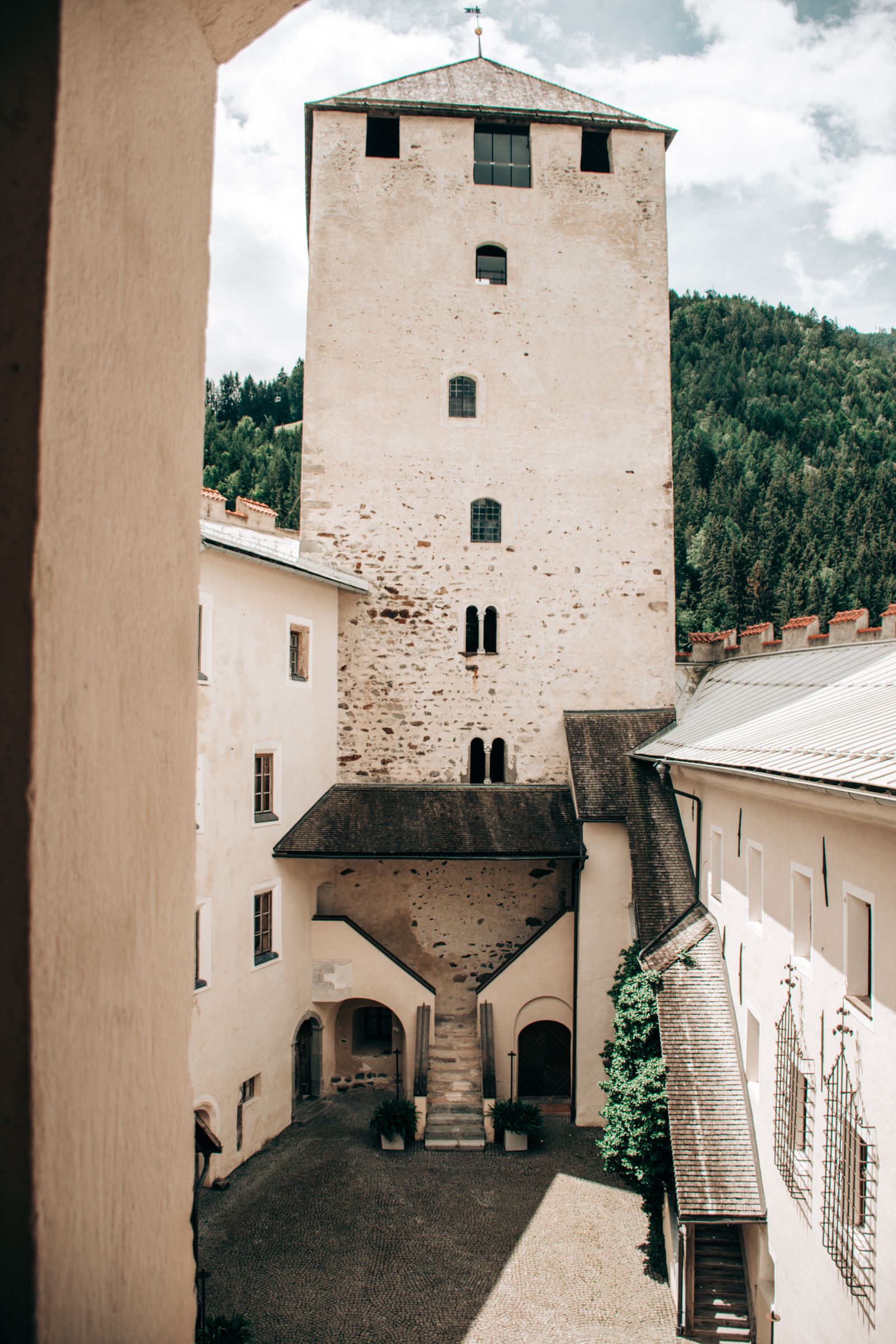 Schlossturm und Innenhof von Schloss Bruck