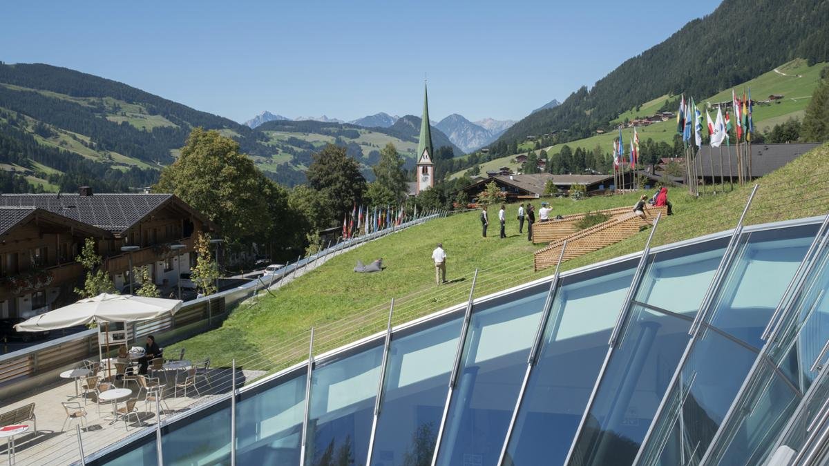 Il nuovo centro congressi forma un contrasto in confronto al resto delle strutture architettoniche del paese. Clou fra i numerosi convegni durante l´anno, è il “Forum Europeo Alpbach”., © Congress Centrum Alpbach