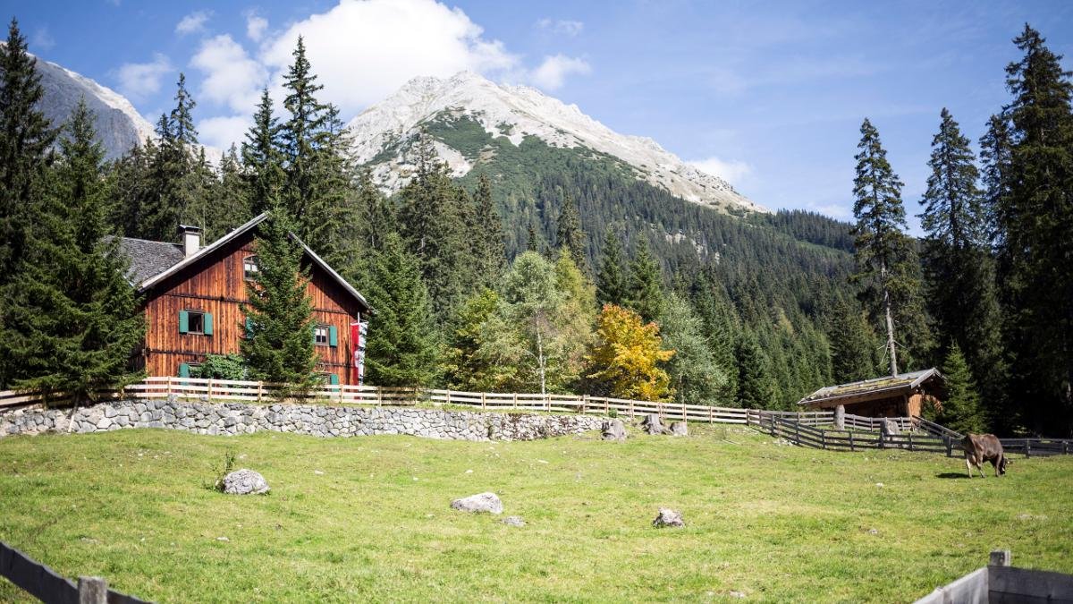 La vallata della Gaistal collega Leutasch ad Ehrwald nell’area della Zugspitze ed è una regione ideale per escursioni a piedi o in mountain bike. Raccomandiamo, soprattutto, di percorrere il sentiero Ganghoferweg realizzato in onore dello scrittore tedesco Ludwig Ganghofer che trascorse a Leutasch, nel cuore della Gaistal -principalmente presso la riserva di caccia “Hubertus”- quasi 20 anni della sua vita., © Tirol Werbung/Dominik Gigler