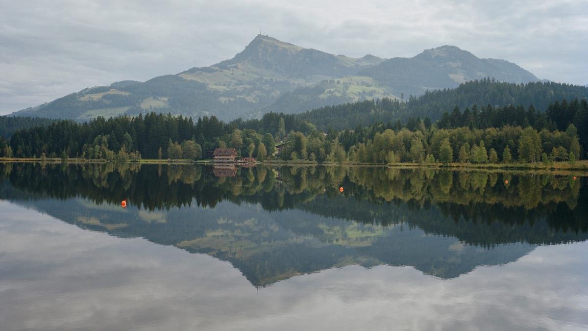 Il lago Schwarzsee non è soltanto uno dei laghi balneabili più caldi delle Alpi ma a causa della alta concentrazione di palude, un bagno nell’acqua è molto sano. Il stabilimento balneare è tutelato con vincolo paesaggistico., © Tirol Werbung/Andrew Phleps