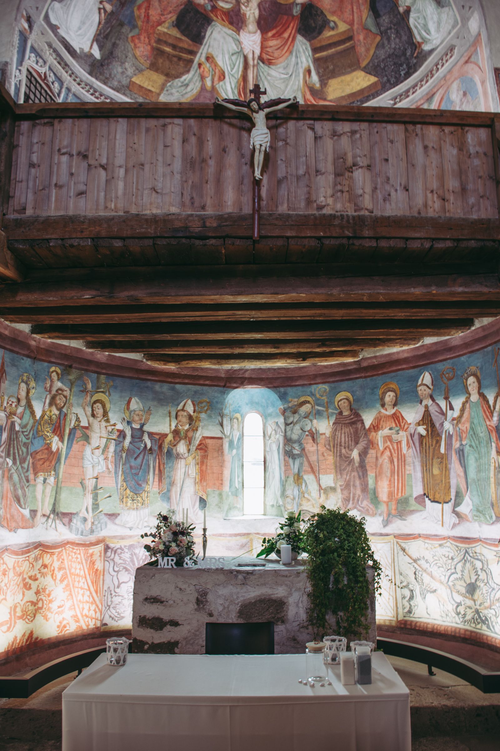 Altar in einer Kapelle, der für eine Hochzeit geschmückt wurde