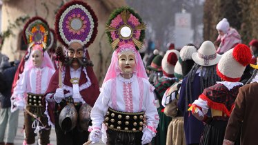 I costumi sontuosi incantano gli spettatori del carnevale di Tarrenz., © Erwin Strasser