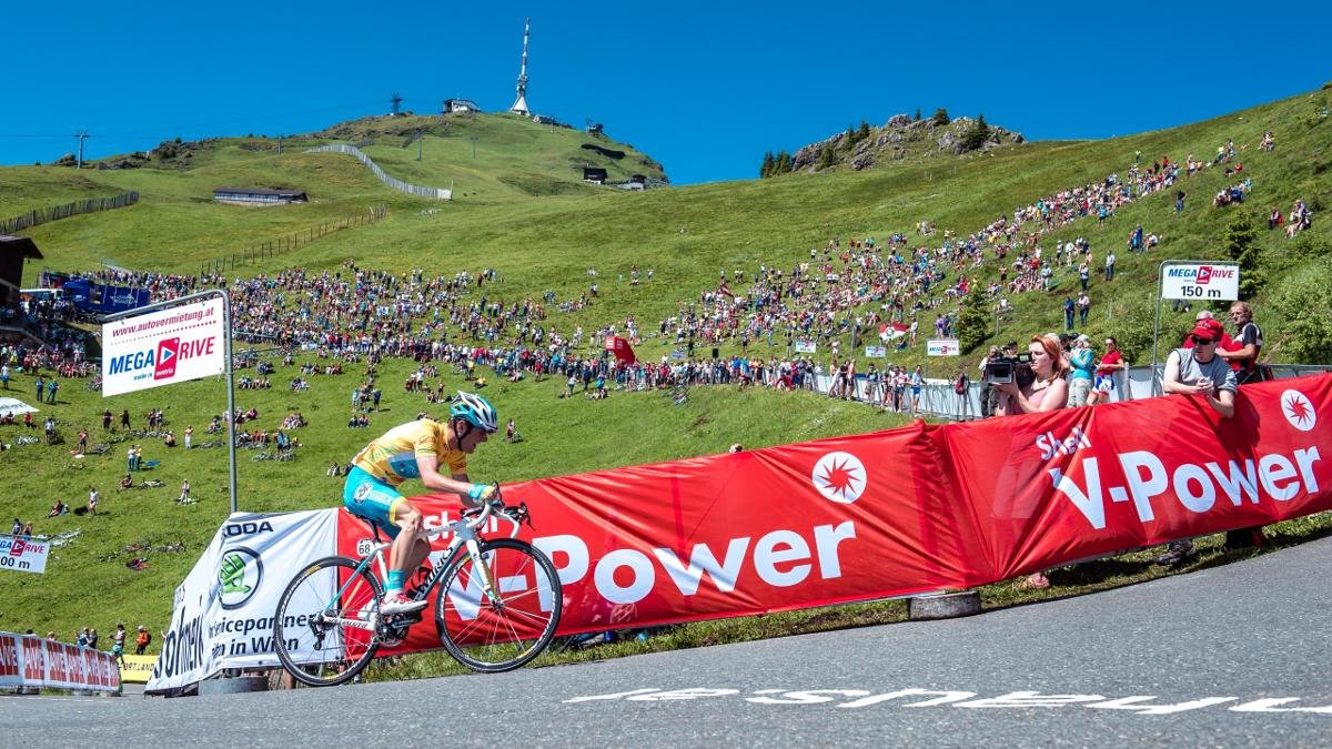 La strada a pedaggio che porta da Kitzbühel in cima al Kitzbüheler Horn, conosciuta come la tappa regina dell’Österreich Rundfahrt, non dà tregua. La salita, lunga sette chilometri, con una pendenza continuante di 22 per cento, richiede impegno anche all’ élite sotto i ciclisti., © Michael Werlberger