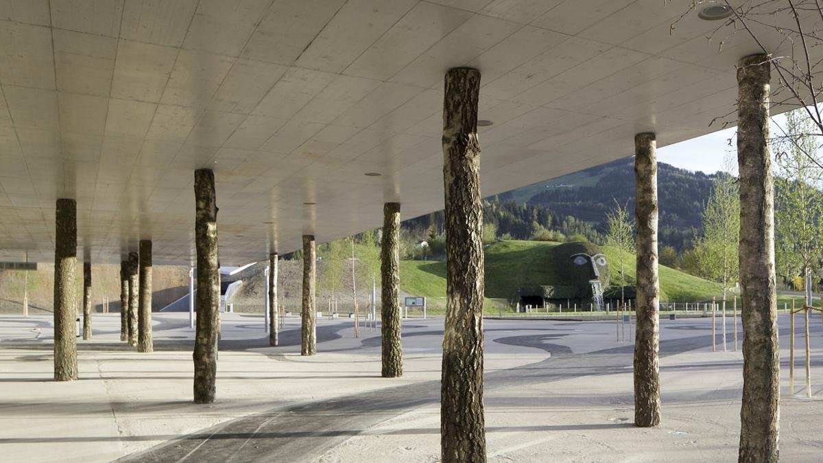 Già all’ingresso regna lo stupore: l’artista André Heller ha creato con i Mondi di Cristallo Swarovski a Wattens un luogo della fantasia che spazia dalle camere delle meraviglie al passaggio di ghiaccio, fino al bosco di cristallo. Dal 2015, per i bambini, c’è anche una torre gigante con giochi., © Swarovski Kristallwelten