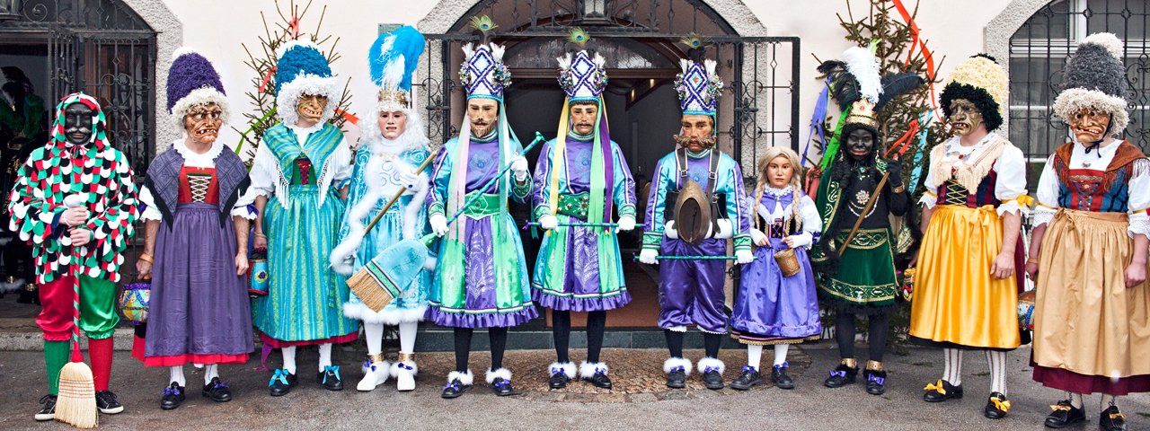 Costumi sgargianti e  maschere impressionanti al corteo Nassereither Schellerlaufen, © Fasnachtskomitee Nassereith