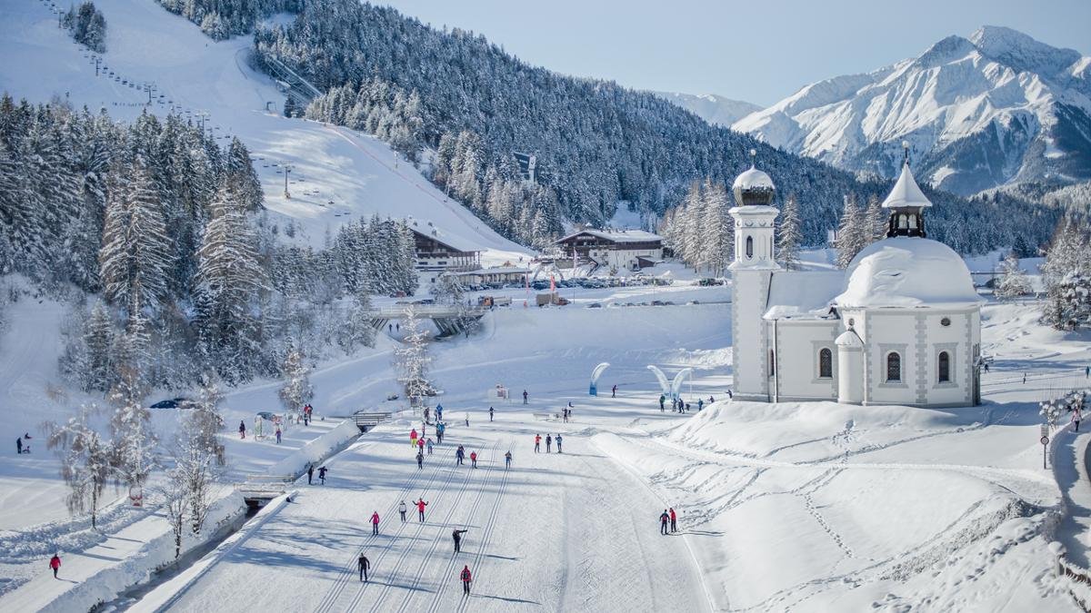 Seefeld ha già ospitato per due volte le competizioni di sci nordico in occasione dei Giochi olimpici invernali. Non c’è da stupirsi, quindi, se la regione con i suoi 245 chilometri di piste da fondo è una delle migliori per questa disciplina in tutto il Paese. Nel 2019 si sono svolti nell’Region Seefeld i Campionati del mondo di sci nordico., © Region Seefeld