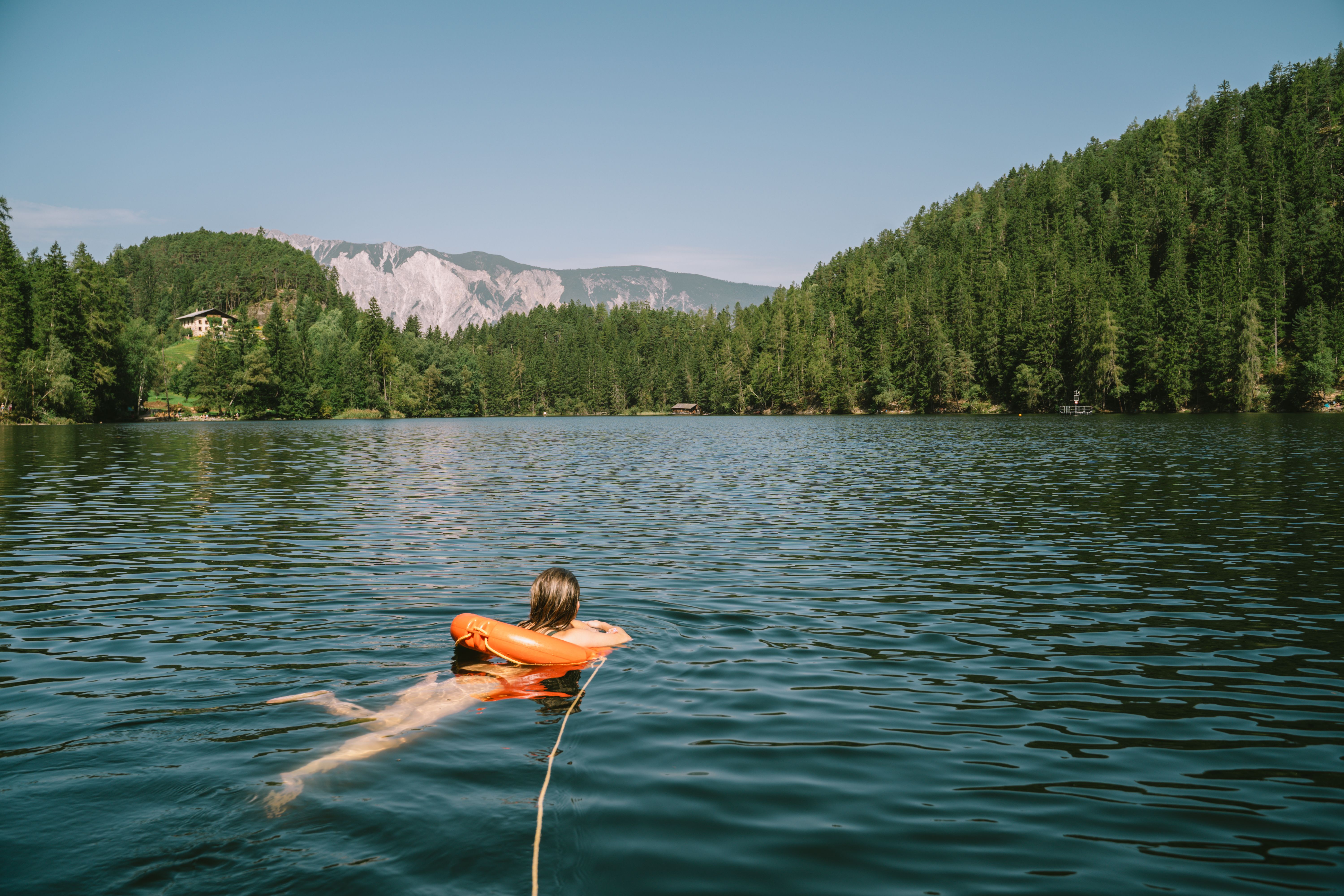 Schwimmerin mit Schwimmreifen im Piburger See