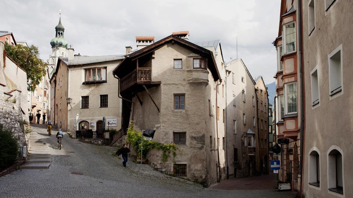 Non bisognerebbe lasciarsi assolutamente sfuggire l’occasione di visitare Hall in Tirol. Nel centro, tra il parco Kurpark e la torre della zecca è possibile ammirare un magnifico centro storico medievale, uno dei più grandi e ben conservati di tutta l’Austria., © Tirol Werbung/Kathrein Verena