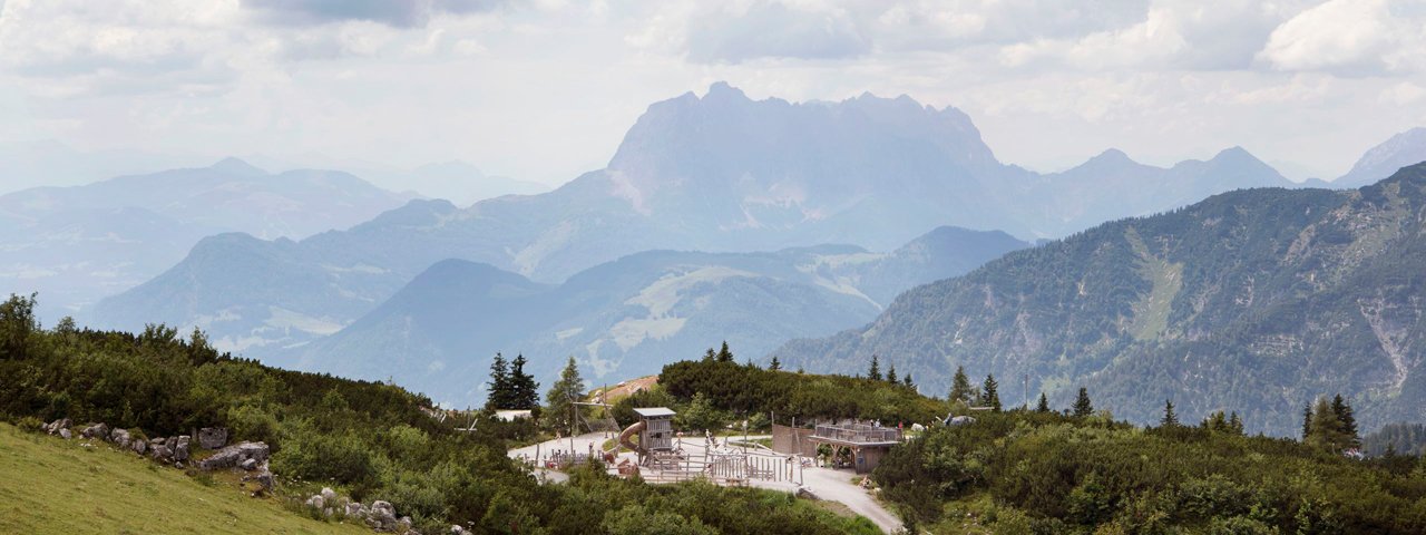 Triassic Park con lo sfondo del Wilder Kaiser, © Tirol Werbung/Frank Bauer