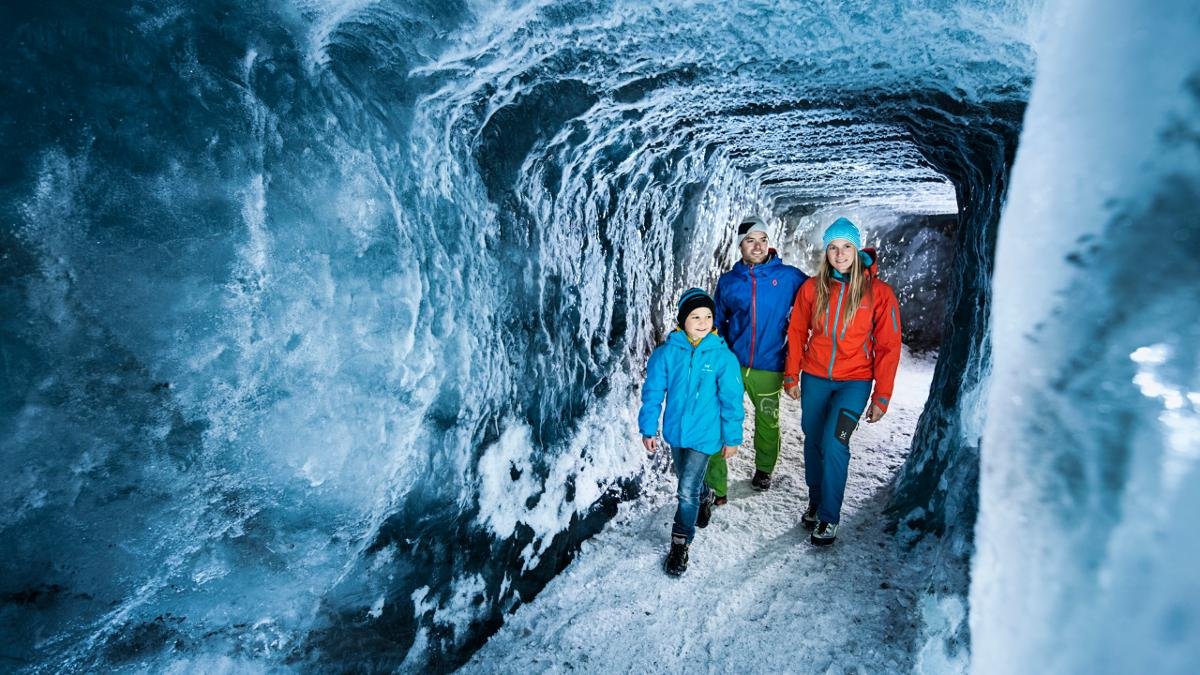 Sapete cos’è il latte del ghiacciaio? Siete abbastanza informati sulle norme di sicurezza dei ghiacciai? Nella grotta di ghiaccio bambini e genitori possono scoprire il mondo del ghiaccio., © Stubaier Gletscher/Andre Schönherr