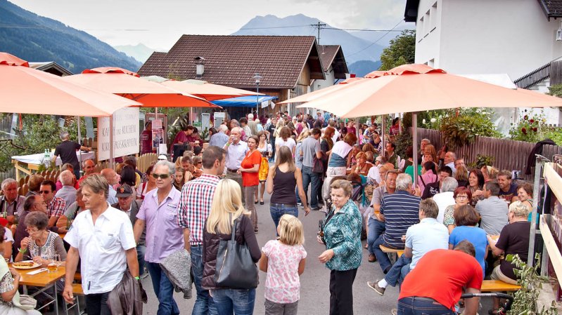 Quando si festeggia la prugna di Stanz, numerosi ospiti visitano il mercato contadino., © Archiv TVB TirolWest/Stefan Ostermann