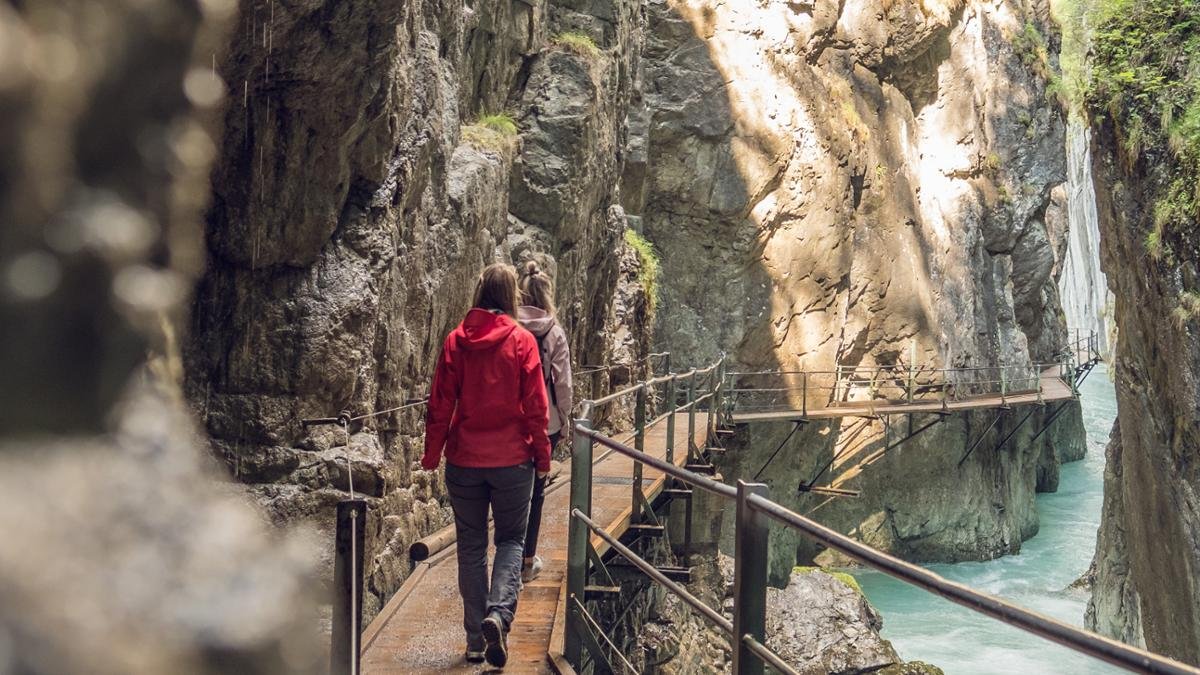 Ovunque si scorgono degli spiriti: nella Gola degli Spiriti di Leutasch, tutto gira intorno a folletti, gnomi e soprattutto allo spirito della gola. Un percorso tematico di tre chilometri conduce attraverso la gola nel regno dello spirito e ad una spettacolare cascata di 23 metri., © Region Seefeld