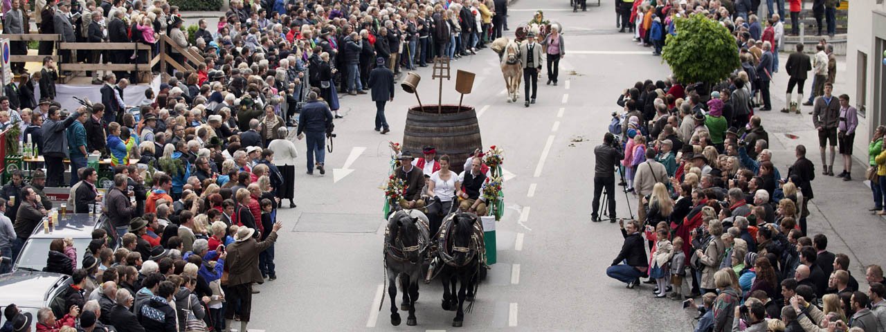 Durante la sfilata dei costumi tradizionali della Gauder Fest si vedono diversi gruppi dell'Austria, dell'Alto Adige e della Baviera., © Zillertal Bier