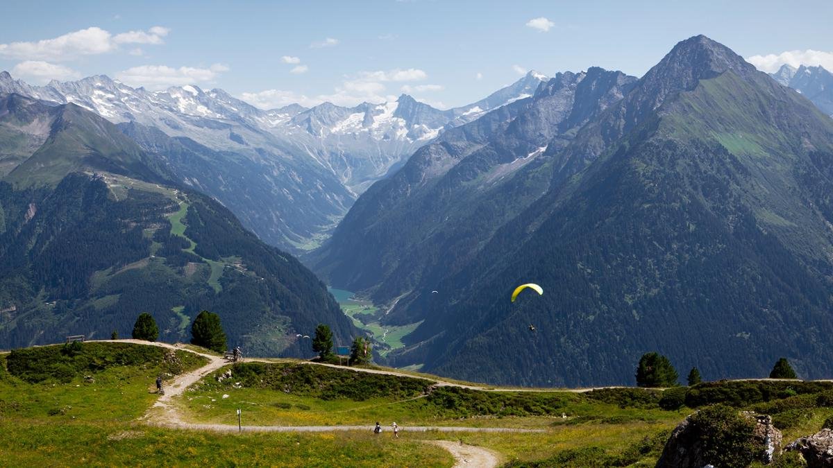 Per chi ama volare col parapendio, l’area del monte Penken è perfetta da punto di vista termica. Per chi non vuol volare da solo, c´è anche la possibilità di un volo tandem., © Mayrhofner Bergbahnen