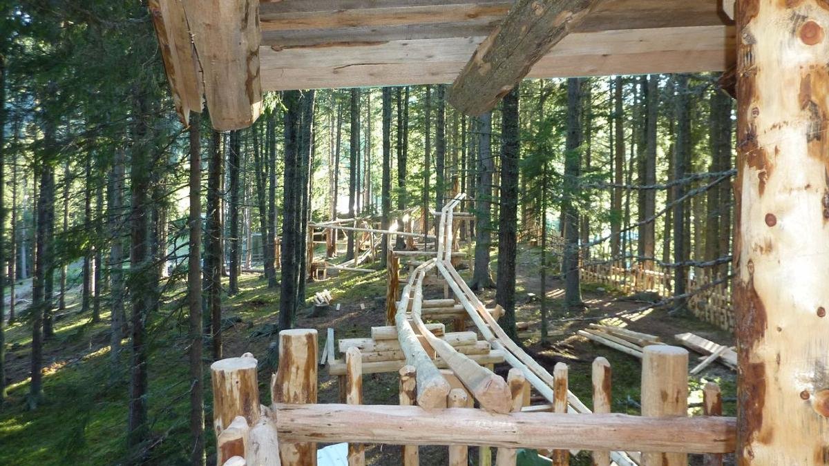 Come in una pista di biglie tradizionale, anche sfere queste scorrono lungo binari e attraverso gallerie. Ma nel parco Kugelwald sul Glungezer le biglie sono in legno di cembro e grandi quasi come palle da bowling. La pista di biglie in legno più grande al mondo è soprattutto per i bambini un’esperienza indimenticabile., © hall-wattens.at