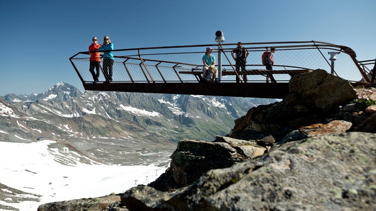 Chi si è già allenato abbastanza durante una giornata sci o snowboard, non viene intimidito neanche degli 232 scalini. La ricompensa viene nominata “Top of Tyrol” ed è, secondo il giornale GEO una delle più affascinanti piattaforme del mondo., © Mirja Geh