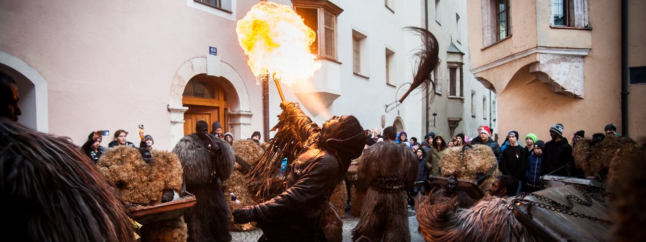 I sputafuoco al corteo Perchtenlauf, © Tirol Werbung/Lea Neuhauser