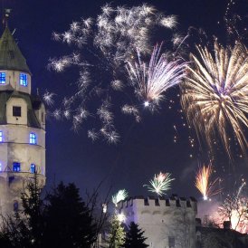 La torre della zecca e la fortezza di Hasegg a Hall nella notte di capodanno, © Hall-Wattens/Watzek