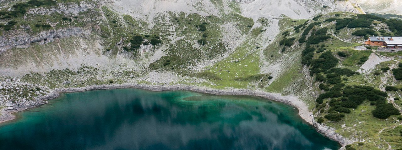 Il laghetto Drachensee ai piedi del Coburger Hütte., © Tirol Werbung / Hans Herbig