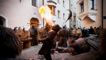 I sputafuoco al corteo Perchtenlauf, © Tirol Werbung/Lea Neuhauser