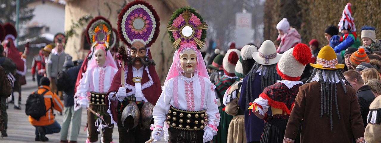 I costumi sontuosi incantano gli spettatori del carnevale di Tarrenz., © Erwin Strasser