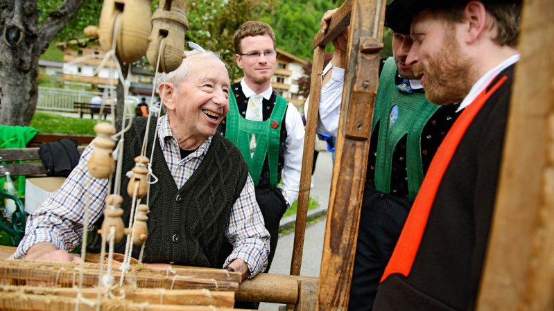 Gli artigiani della regione mostrano le loro prodotti al mercatino Gauder-Markt., © Zillertal Bier