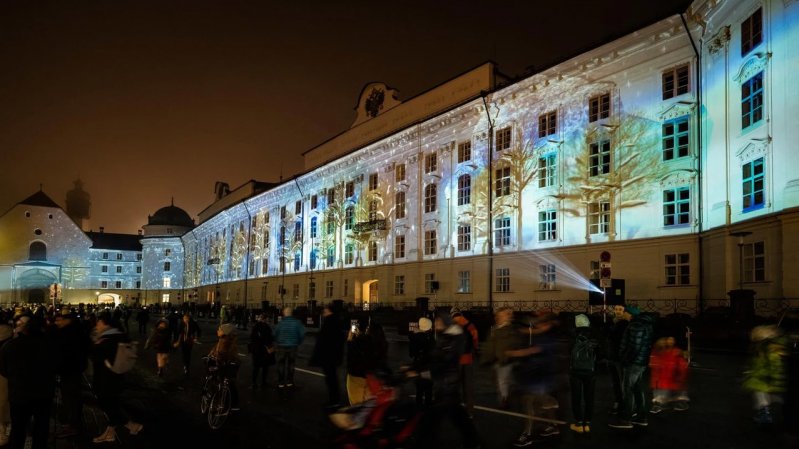 Le facciate illuminate delle case nel quartiere Maria Hilf, © TVB Innsbruck