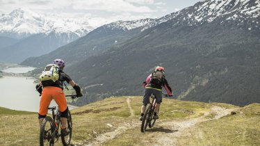 Durante la Enduro-Race si conquistano i trails interno al lago della Resia., © Alutech/Tom Bause