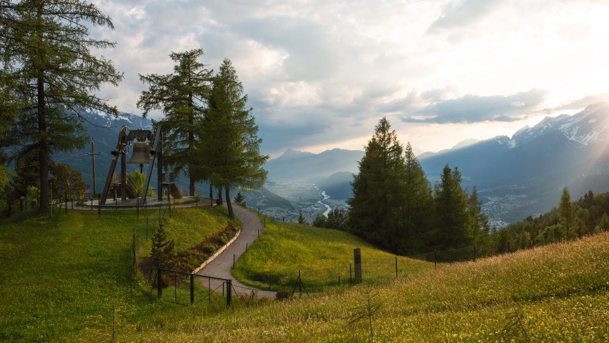 Simbolo di fratellanza tra i Paesi dell'arco alpino, realizzata con 10 tonnellate di bronzo fuso: la Campana della Pace di Mösern, raggiungibile attraverso il sentiero Friedenswanderweg, è la più grande campana del Tirolo (2,51 metri di altezza). I suoi rintocchi possono essere uditi tutti i giorni nell’entrovalle dell’Inntal., © Tirol Werbung/Frank Bauer